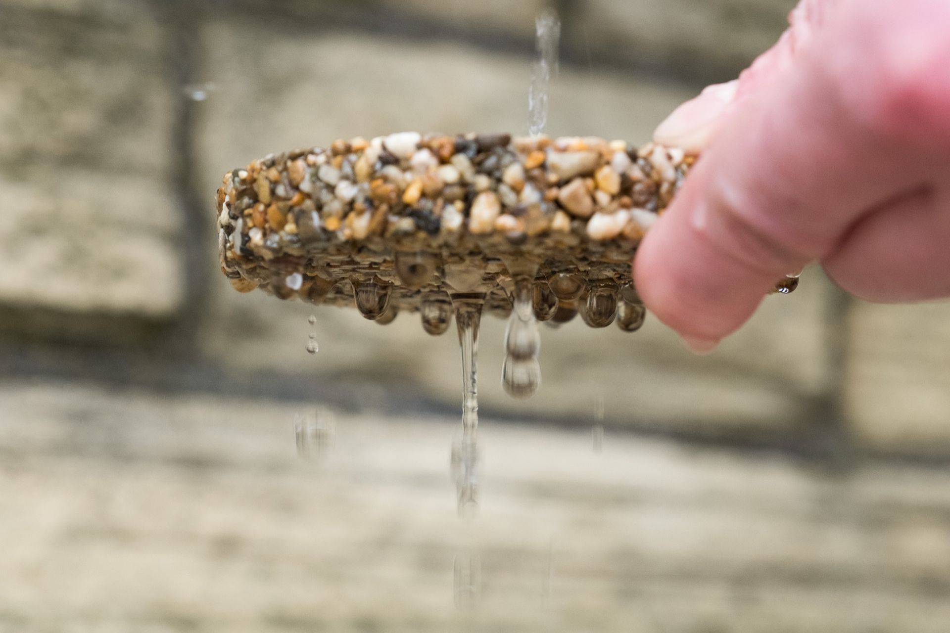 Perméabilité du tapis de pierre - l'eau traverse la surface